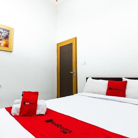 RedDoorz @ Hertasning Area 2 Makassar Exterior foto